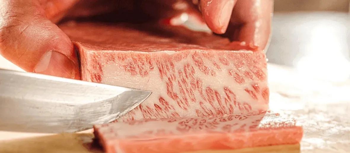 肉を加工する職人